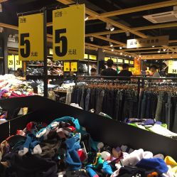 外贸出口成衣工厂店与日用百货贸易 优势、挑战与市场评价